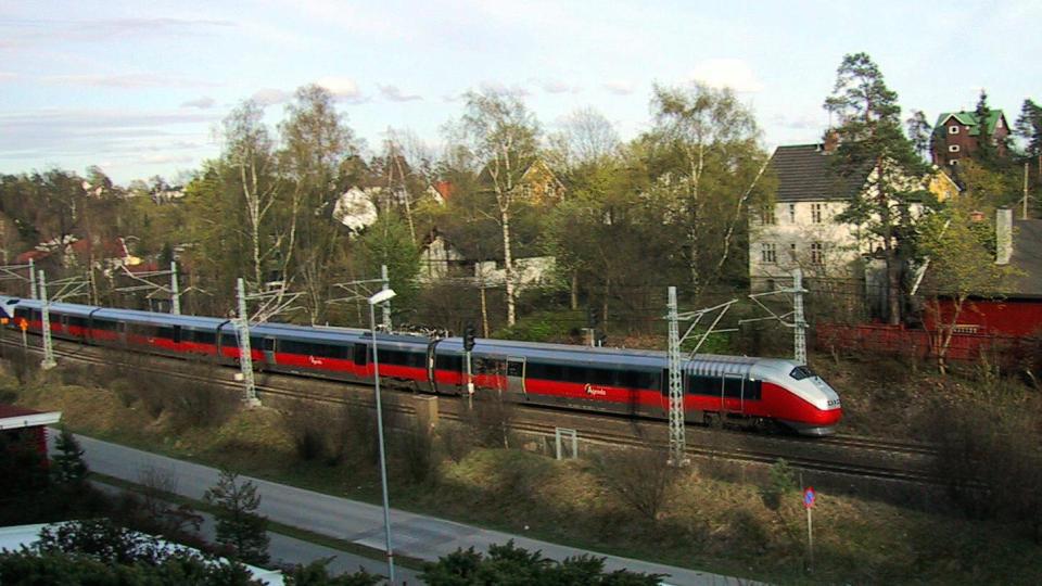 NYE TOG OG NYE PLATTFORMER: Det m� til for at jernbanenettet kan brukes av alle. Foto: SCANPIX