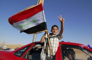 VICTORY En liten gutt gir V-tegnet til fotografen i byen Mosul. Foto: REUTERS/Khalid al-Mousuly/SCANPIX