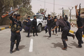 DANSET I BASRA: Ogs� sikkerhetsstyrker i Basra deltok i feiringen. Foto: AP Photo/Nabil al-Jurani/SCANPIX