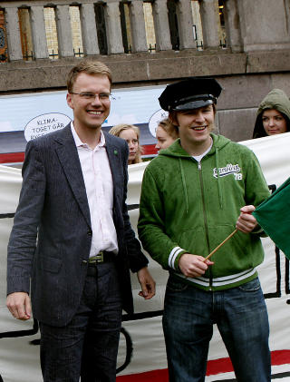 MER PENGER TIL JERNBANE: - Det er det viktigste for � f� fart p� tilretteleggingen for funksjonshemmede, mener Erik Lahnstein i Samferdselsdepartementet (t.v.). Foto: SCANPIX