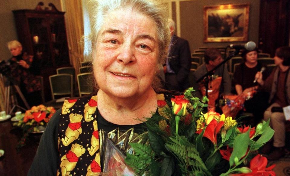 H�YT RESPEKTERT PEDAGOG: Mosse J�rgensen var en framst�ende pedagog i en �rrekke. Her fra da hun mottok Brumm-prisen i 1998. Foto: ERIK JOHANSEN/SCANPIX