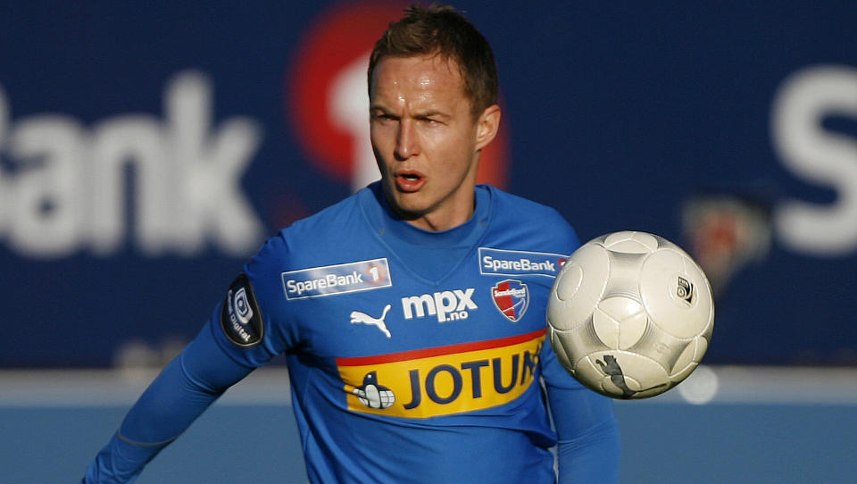 HISSET P� SEG LAGKAMERAT: Espen Nystuen havnet i klammeri med Malck Mane under dagens trening. Foto: Trond  Reidar Teigen / SCANPIX