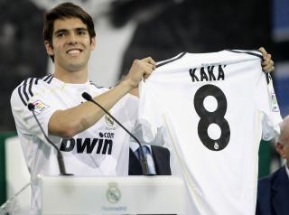 NUMMER �TTE: Kak� viser fram drakta si. Foto: REUTERS