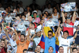 KAK�-FEBER: Real Madrid-fansen �nsket brasilianeren velkommen til Spania. Foto: AFP