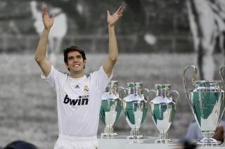 SKINTE OM KAPP MED POKALENE: Real Madrid hadde bygget en stort podium p� banen, hvor Kak� poserte sammen med klubbens pokaler. Foto: AP