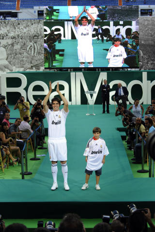 P� CATWALKEN: Kak� sammen med en ung Real Madrid-supporter. Foto: AFP