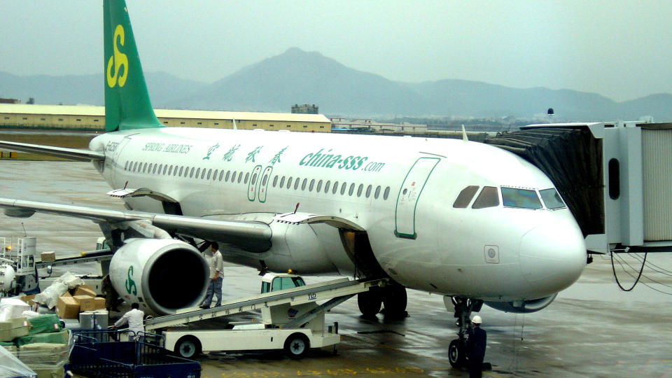 ST� I LUFTA: Det kinsesiske lavprisselskapet Spring Airlines vil g� nye veier for � presse prisene. Dette flyet er en Airbus A320.Foto: Wikipedia/Wikipedia Commons