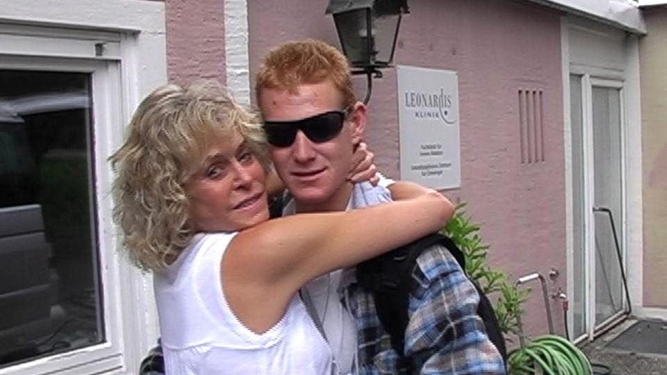 SNAKKET UT MED MAMMA: Farrah Fawcetts s�nn, Redmond O'Neal, skal ha lovt moren at han ville leve et liv hun ville v�rt stolt av. Foto:  REUTERS/NBC/SCANPIX