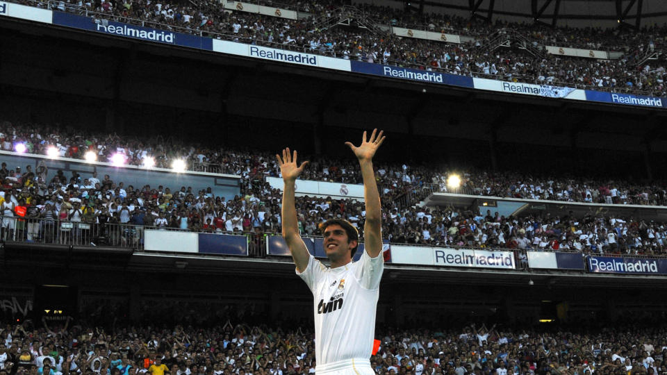 TILSKUERMAGNET: Rundt 50 000 m�tte fram p� Santiago Bernabeu for � f� det f�rste glimtet av Kak� i Real Madrid-drakt. Foto: AFP