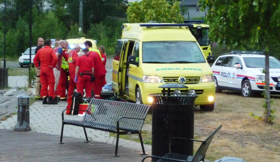 GJENOPPLIVING: Mannen i 40-�ra pustet ikke da han ble brakt i land, og m�tte gjenopplives. Foto: TOR KEISER