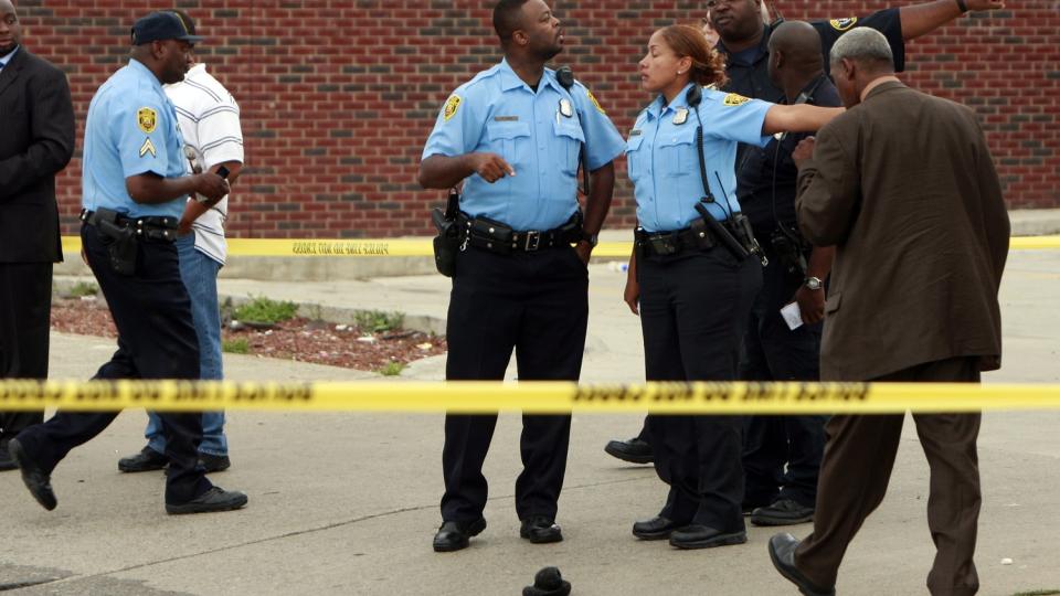 SKUTT P� BUSSHOLDEPLASS:  Politiet i Detroit unders�ker �stedet der sju personer ble skutt tirsdag kveld.  Politiet leter etter to gjerningsmenn. Foto:  EPA/JEFF KOWALSKY