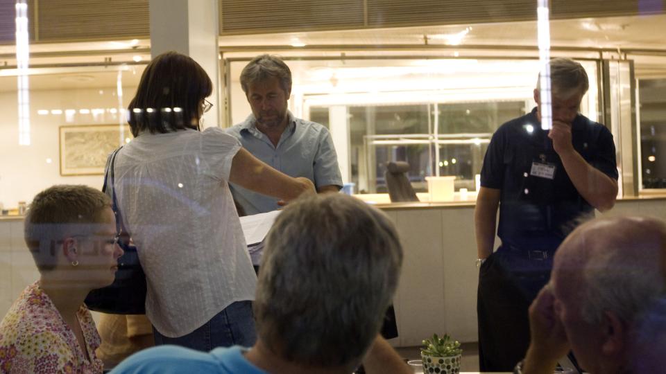  INGEN AVTALE:  Arne Johannessen, lederen av Politiets Fellesforbund, og resten av forhandlingsdelegasjonen studerer et forslag fra motparten under forhandlingene om om ny s�ravtale for politiet sent tirsdag kveld. Partene klarte ikke � bli enige. 
Foto: Terje Bendiksby / SCANPIX