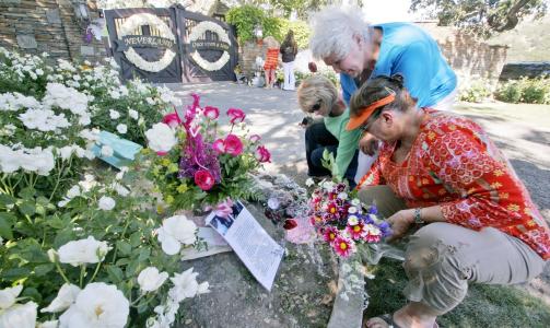 MYE FOLK P� RANCHEN: Folk str�mmer til Neverland for � minnes Michael Jackson. Foto: SCANPIX/AFP