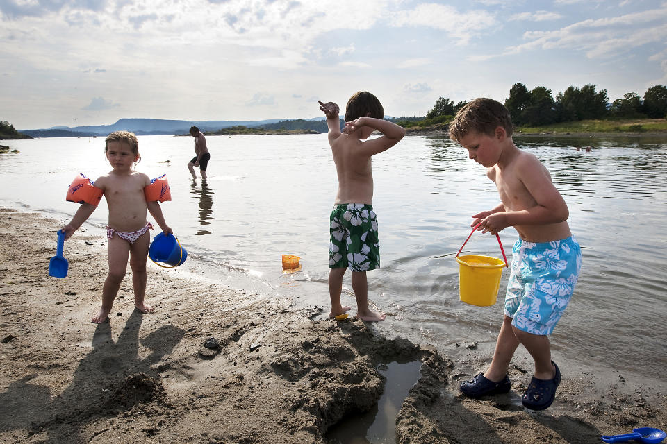 LEKER: Stor�yodden badestrand i B�rum er en av f� strender med milj�sertifikatet Bl�tt flagg. P� bildet leker Ida (3,5), Felix (6) og Felix (6). Foto: Henning Lilleg�rd