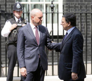 TAR FARVEL: Jose Manuel Barroso (t.h.) og Fredrik Reinfeldt m�tes igjen i K�benhavn. Men skepsisen er stor f�r toppm�tet. Foto: AFP PHOTO/Shaun Currry/Scanpix
