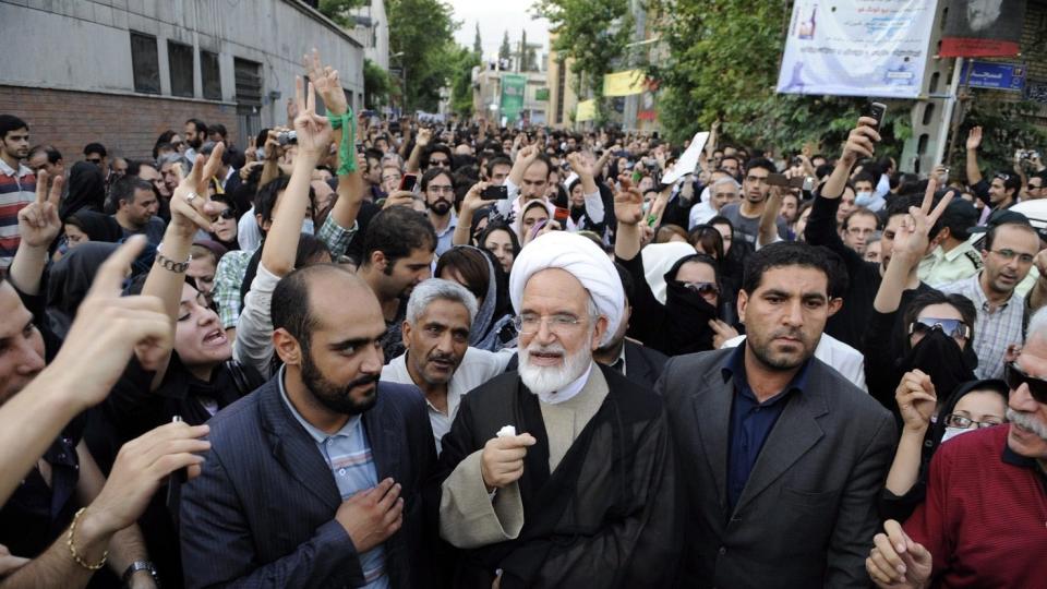 PROTESTERER MOT AHMADINEJAD: Mehdi Karroubi (i midten) kom p� fjerdeplass i presidentvalget 12. juni. Her er han under en av de store gatedemonstrasjonene mot det p�st�tte valgfusket i presidentvalget. Foto: Scanpix