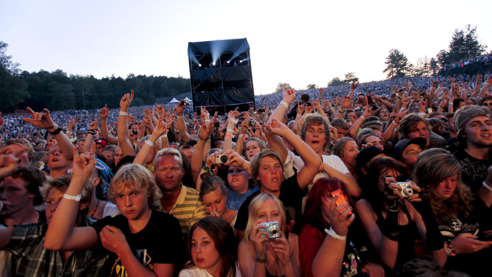 MYE FOLK: Det var bra med folk da Slash gikk p� Quart-scenen i g�r kveld. Men logistiske problemer skapte mye tr�bbel.