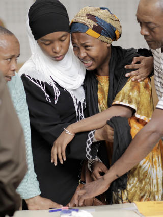 FAMILIE OG VENNER: Mange av passasjerene p� Yemenias fly til Komorene skulle bes�ke slektninger og venner. (AP Photo/Claude Paris)