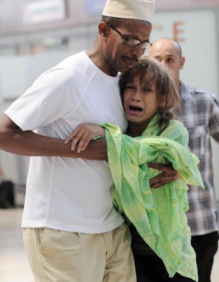 SAMLES I MARSEILLE: P�r�rende til passasjerene ombord p� IY 626 har samlet seg p� flyplassen i Marseille. Flyet tok av fra Charles De Gaulle i Paris i g�r, og mellomlandet i Marseille, Sanaa og Djibouti. Foto: AFP PHOTO ANNE-CHRISTINE POUJOULAT