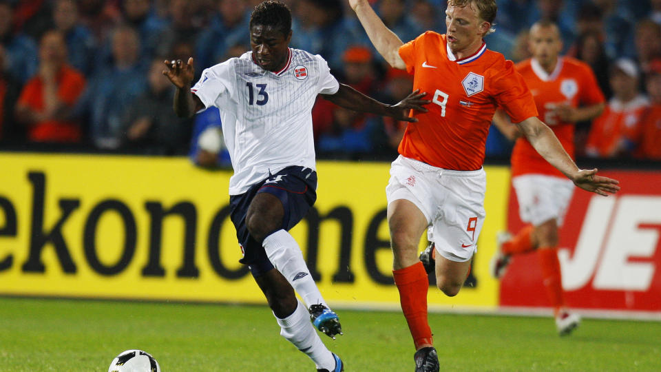 �NSKET I FRANKRIKE: Her er Alexander Tettey (t.v.) i aksjon mot Dirk Kuyt under i VM-kvalifiseringskampenmellom Nederland og Norge. Foto: Erlend Aas / SCANPIX