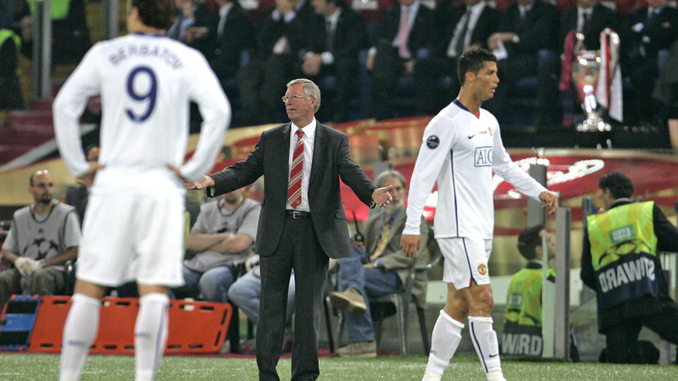 HVA SKJEDDE? Manchester United-manager sir Alex Ferguson sl�r oppgitt ut mot armene under forrige sesongs Champions League-finale mot Barcelona. F�rst etter ferien fant han ut hva som gikk galt i Roma. Foto: AP