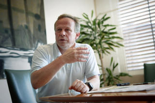 POSITIV TIL AVLIVNING: - Det er mye god omsorg i � avlive dyret, sier Lars Peder Brekk som selv avlivet sin hund i v�r. Foto: Lars Lindqvist / Dagbladet