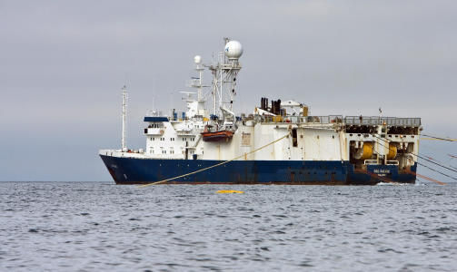 LETER ETTER OLJE OG GASS: Seismikkskipet Geo Pacific sleper sine kabler langs Eggakanten utenfor Vester�len i den mest omfattende innsamlingen av 3D-seismikk noen gang. Fiskerne frykter skremmeefekten, og at dette bare er starten p� at oljeinteressene overtar de rike fiskefeltene. Foto: Jan-Morten Bj�rnbakk / SCANPIX