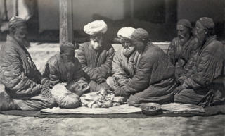 SLUTTEN AV 1800-TALLET: En tyrkisk gutt blir omsk�ret i av en forsamling eldre menn. Foto: Library of Congress/WIKIMEDIA COMMONS