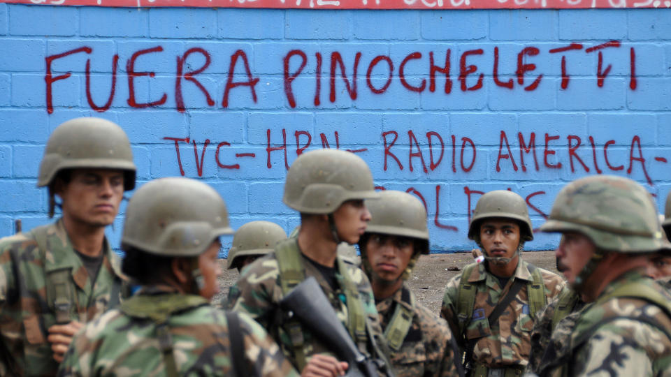 URO: Soldater venter p� ordre mens de patruljerer gatene i Honduras' hovedstad Tegucigalpa. Landets avsatte president Manuel Zelaya sier at han vil reise tilbake til landet l�rdag, etter et ultimatum fra Organisasjonen for amerikanske stater om � gjeninnsette ham om 72 timer. Foto:  AFP/SCANPIX
