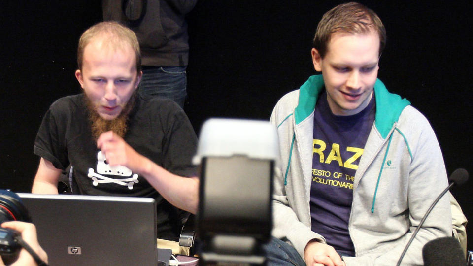 F�R KJEFT: Pirate Bay-gr�nder Gottfrid Svartholm Warg (til venstre) og pressetalsmann Peter Sunde f�r mye kjeft p� grunn av salget av The Pirate Bay. FOTO: SCANPIX