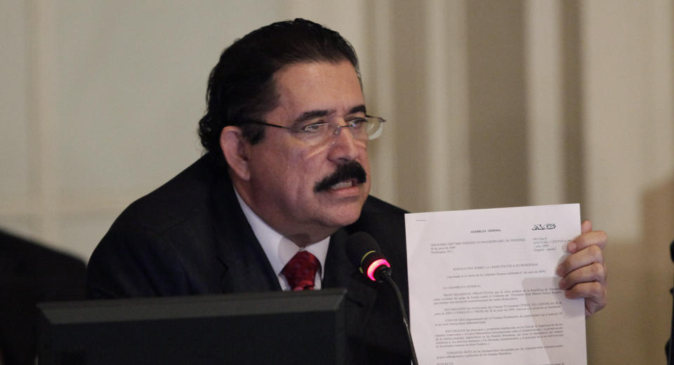 - M� GJENINNSETTES: Honduras blir stengt ute fra Organisasjonen av amerikanske stater hvis Manuel Zelaya ikke blir gjeninnsatt som president i Honduras innen l�rdag. (Foto: AP)