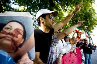 SYMBOL: Den unge iranske kvinnen har i mange land blitt et symbol p� kampen mot Irans regime. Disse demontrantene protesterte utenfor den nederlandske parlamentsbygningen i Den Haag i Nederland. (foto: Valerie Kuypers/AFP/Scanpix)