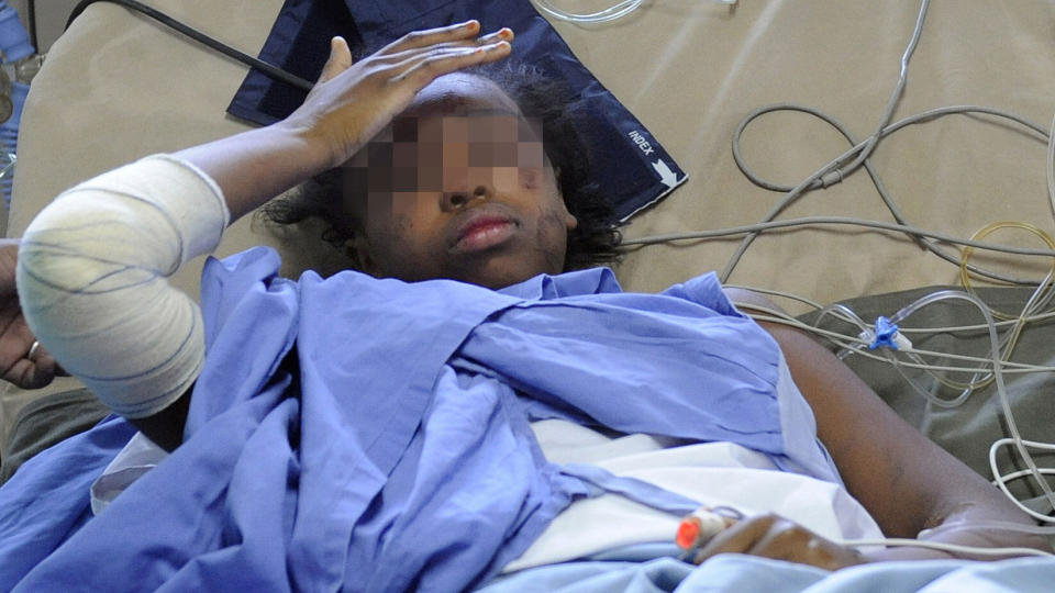 MISTET MOREN: Bahia Bakari, 14, er eneste overlevende etter flyulykken utenfor Komorene p� tirsdag. Her ligger hun i sykesenga p� Moroni-sykehus. Flyet hadde 153 om bord, ingen andre er funnet i live. Foto: AFP/STEPHANE DE SAKUTIN
