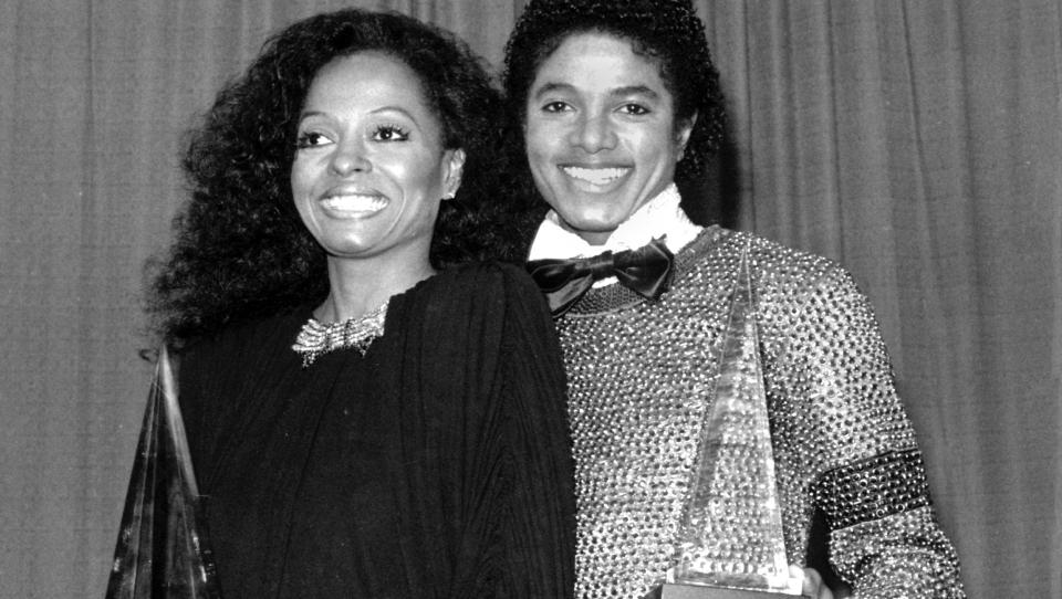 NEVNT I TESTAMENTET: Dersom moren til Michael Jackson d�de f�r ham, skulle foreldreretten til barna hans tilfalle Diana Ross, kommer det fram i det som mest sannsynlig er hans testamente. Her er de to avbildet sammen p� American Music Awards in Los Angeles i 1981. Foto: AP Photo / Scanpix