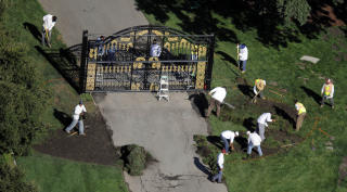 GJ�R KLAR: Arbeidere jobbet i dag med � klargj�re Neverland for en eventuell minnestund p� omr�det. Foto: AP Photo/Chris Carlson/Scanpix