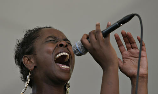 FRISK START: Noora Noor ga den den 45. Kongsberg Jazzfestival en frisk start, akkurat idet v�rgudene sendte noen store, forfriskende regndr�per i hodet p� et takknemlig og koaguleringsferdig publikum.  Foto: Bj�rn-Owe Holmberg/Dagbladet