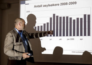 PRESENTERTE NY PLAN: Arbeids- og inkluderingsminister Dag Terje Andersen presenterte regjeringens nye plan for � f� ned antallet asyls�kere til Norge. M�let er bl.a. at norsk praksis p� omr�det skal skille seg s� lite som mulig fra v�re europeiske nabolands praksis. Foto: GORM KALLESTAD/SCANPIX