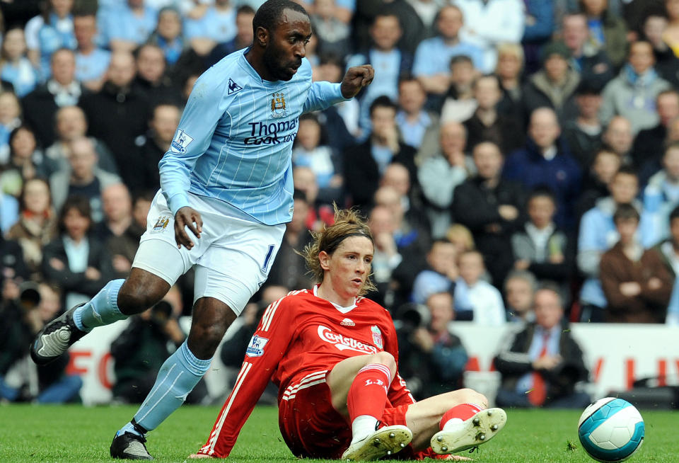 M� FINNE NY ARBEIDSGIVER: Darius Vassell, her i ferd med � passere Fernando Torres, er en av fire City-spillere med lang fartstid som har f�tt beskjed om at de kan finne seg en ny klubb. Foto: SCANPIX/AFP/ANDREW YATES