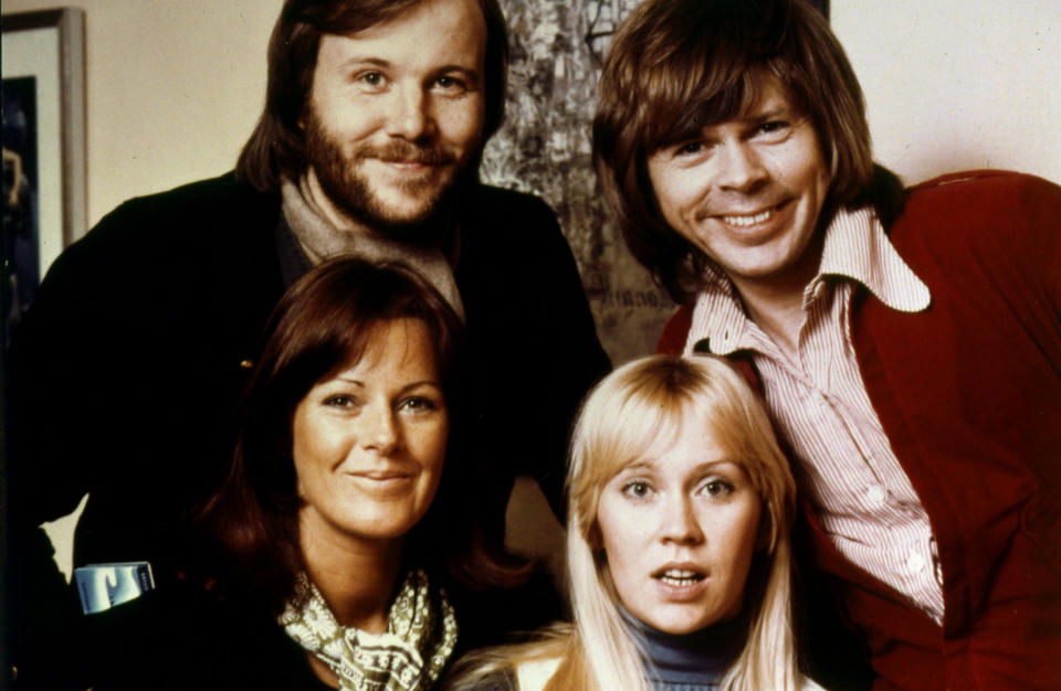 FORTSATT POPUL�RE: Med �Mamma Mia!�-feberen fikk ABBA en fornyet aktualitet. N� vurderes bandet for O2-konsertene Michael Jackson egentlig skulle gj�re. Bak fra venstre: Benny Andersson, Bj�rn Ulvaeus, back right, Anni-Frid Lyngstad og Agnetha Faltskog. Foto: SCANPIX/AP PHOTO