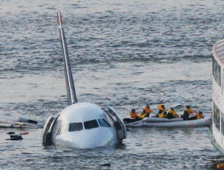 ALLE OVERLEVDE: I januar i �r n�dlandet dette flyet p� Hudson-elva i New York. Alle overlevde. Foto: AP/Bebeto Matthews