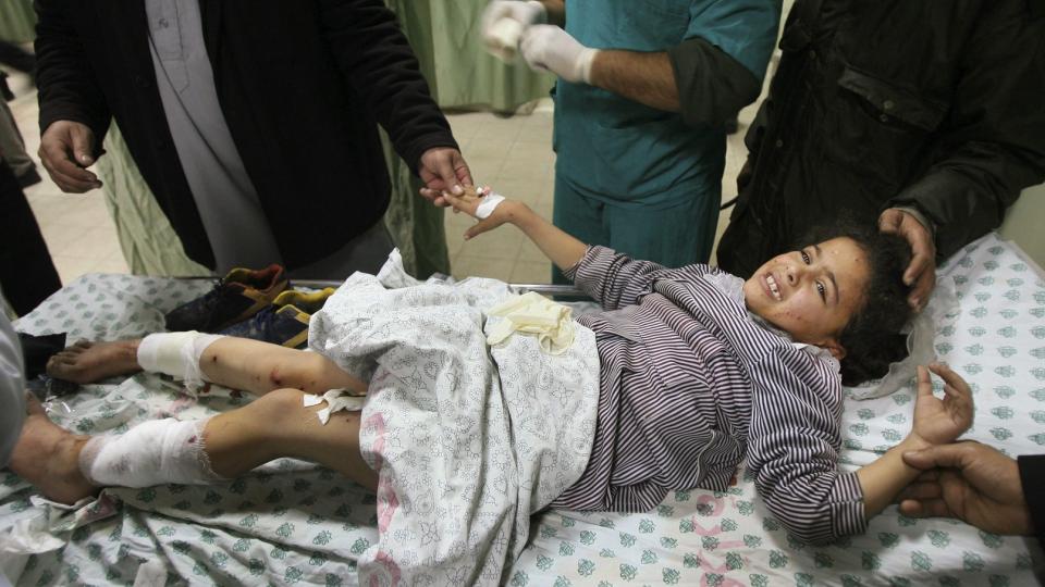 300 BARN DREPT: Her ligger ei palestinsk jente p� sykehus etter et israelsk bombeangrep. Amnesty har dokumentert omfattende brudd p� menneskerettighetsforbrytelser. Foto: AP Photo/Eyad Baba/Scanpix