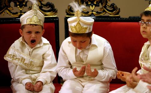 OMSKJ�RINGSSEREMONI I ISTANBUL: Tyrkiske gutter venter p� at det blir deres tur i en tradisjonell omskj�ringsseremoni i Istanbul i juni i �r. Foto: EPA/TOLGA BOZOGLU
