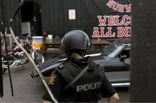 KRIMINALITET: Hells Angels hevder selv � ikke drive med kriminalitet, men flere av medlemmene er straffed�mt for grov kriminalitet. Her aksjonerer politiet mot lokalene p� Alnabru i Oslo. Foto: Cornelius Poppe / SCANPIX