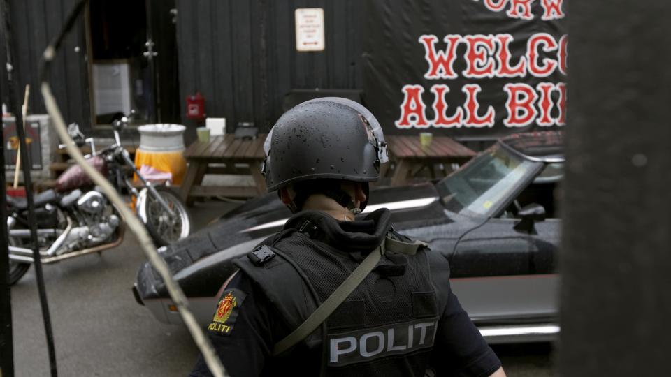 V�PNET AKSJON: Hells Angels-medlemmer har v�rt involvert i flere alvorlige kriminalsaker, ogs� i Norge. Her aksjonerer politiet mot klubbens lokaler p� Alnabru i Oslo. Foto Cornelius Poppe / SCANPIX