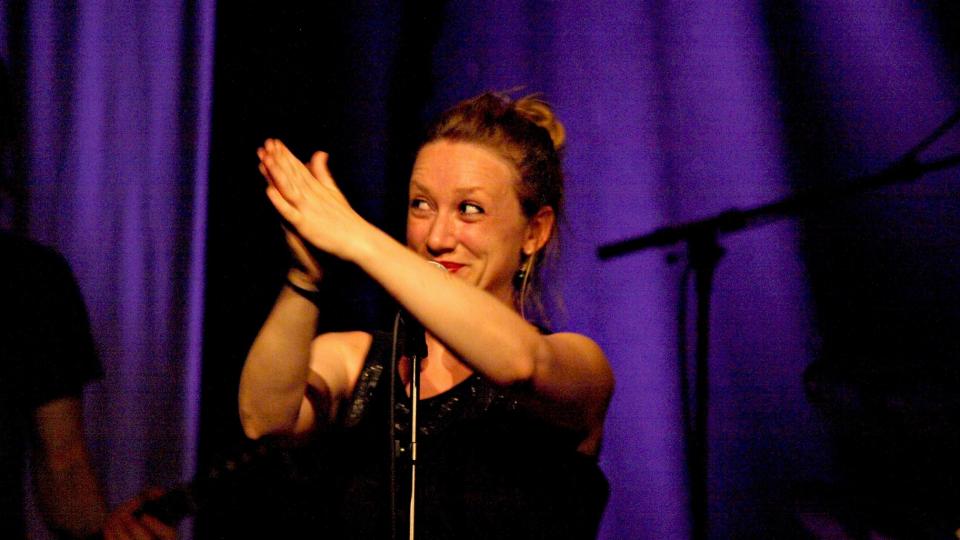 KAMELEON: Hanne Hukkelberg med masse energi til Kongsbergs Energim�lla i timen etter midnatt. Foto: TERJE MOSNES
