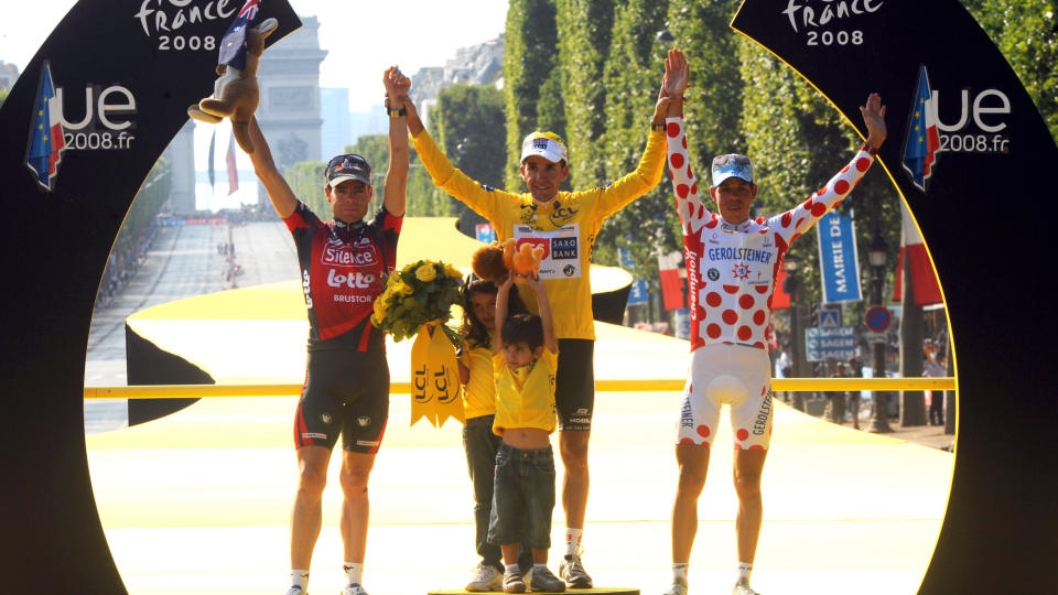 VIL ET STEG OPP: Altfor ofte for egen smak har Cadel Evans st�tt p� denne plassen p� pallen, den nest �verste. Men han jobber ufortr�dent videre, og i �r f�ler han seg bedre forberedt til Tour de France enn p� lenge. Carlos Sastre i midten vant i fjor, Bernhard Kohl ble nummer tre og senere doptatt.Foto: SCANPIX/AFP/PASCAL PAVANI