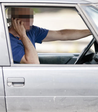SNAKKER I TRAFIKKEN:Dagbladet fotograferte flere titalls mobilbrukere i trafikken i l�pet av to timer i Oslo-rushen. Bildet tatt i trafikkmaskinen ved Oslo S. Foto: Thomas Rasmus Skaug/Dagbladet