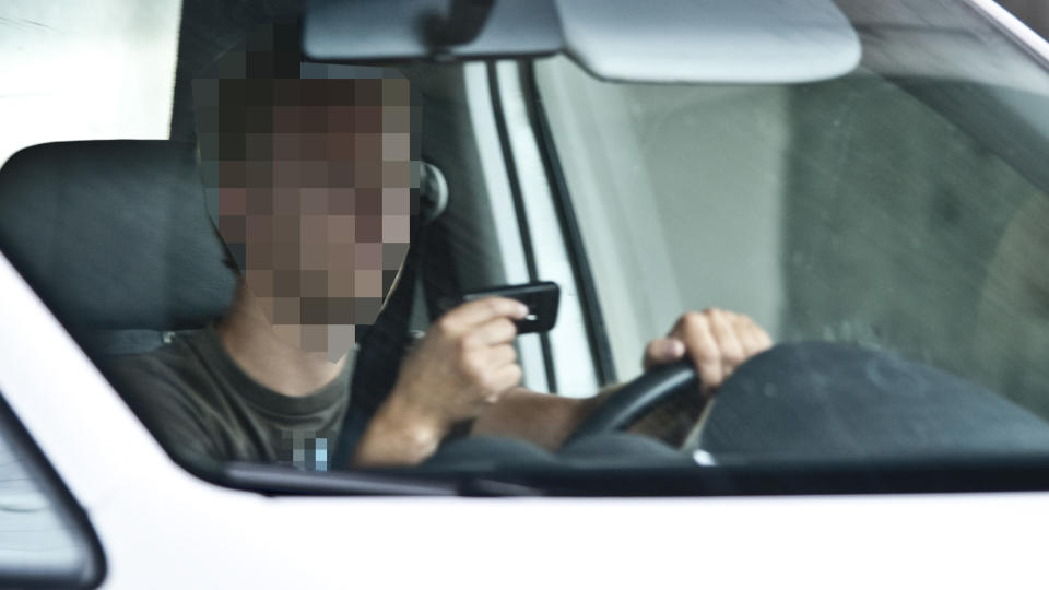 BL�SER I MOBILFORBUDET: UP har fersket 1000 flere mobilbrukere i bil i �r enn samme periode ifjor. Bildet tatt i trafikkmaskinen ved Oslo S. Mannen p� bildet har ikke noe med saken fra Finnmark � gj�re. Foto: Thomas Rasmus Skaug/Dagbladet