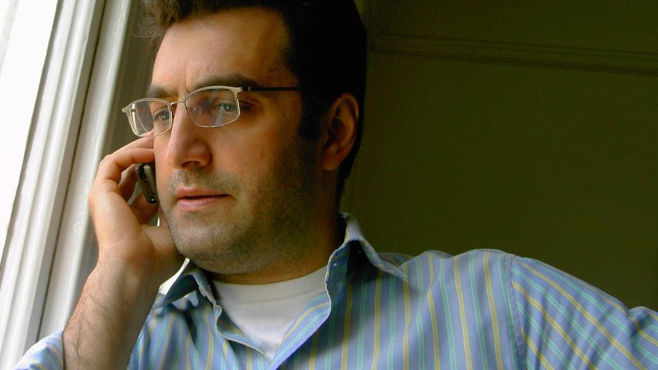INNR�MTE FALSKE NYHETER: Den kanadisk-iranske Newsweek-journalisten Maziar Bahari ble arrestert av regimet 21. juni. Han skal ha innr�mmet � ha produsert falske nyheter for Newsweek under valgdagene, noe bladet avviser som latterlig. Foto: AP Photo/Newsweek