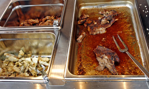 OG det var heller ikke fnugg av grillmat � se. Bare noen rester av ovnsbakt mat.